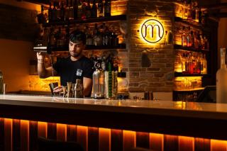 Deux parties d'un shaker Boston séparées sur un plan de bar