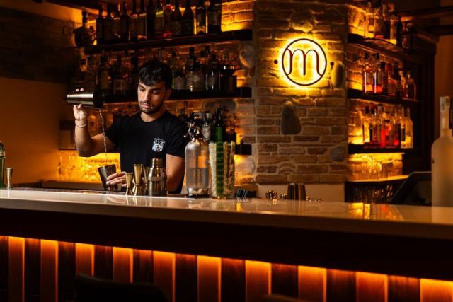 Shaker Boston ouvert après le shake Deux parties d'un shaker Boston séparées sur un plan de bar