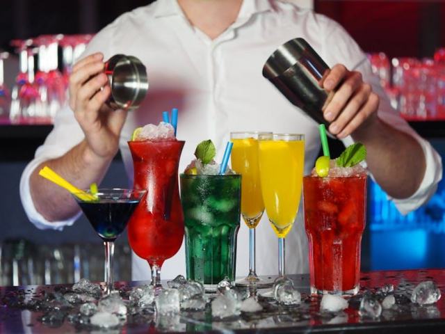 Agitateur flamant rose pour des cocktails hauts en couleur