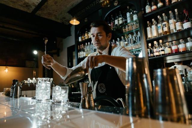 Doseurs alcool en cuivre pour un bar élégant et précis Doseurs alcool en cuivre pour un bar élégant et précis
