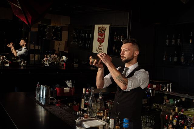 Shaker parisien vintage : l’art du cocktail à l’ancienne