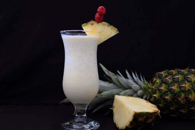 Le verre en forme d'ananas, star des cocktails de l'été Le verre en forme d'ananas, star des cocktails de l'été