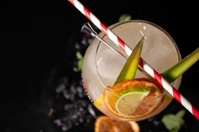 Cuillère a cocktail torsade cuivre 40cm