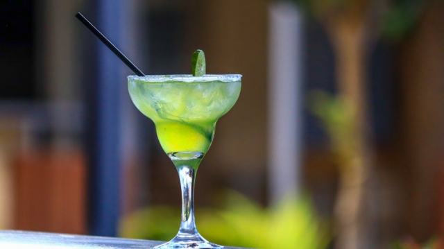 Dessous de verre citron vert : décoration cocktail tropicale